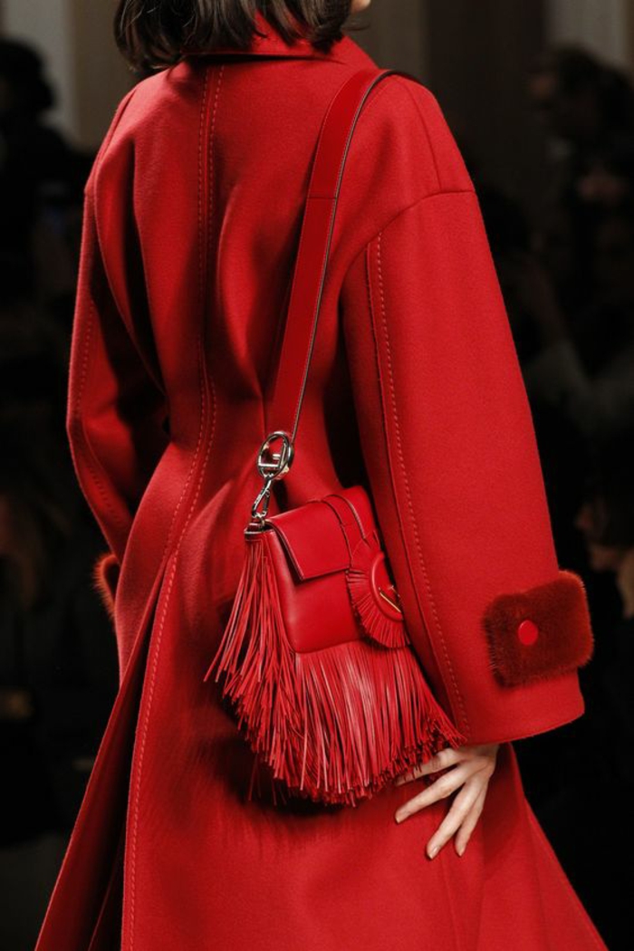 sac a dos vintage en rouge flamme avec des franges chiquissime en forme carrée Fendi