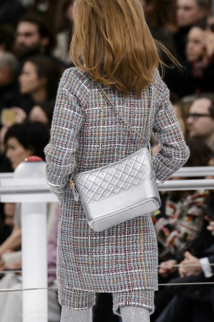sac à dos femme vintage en couleur argent ultime tendance Chanel effet matelassé devant 
