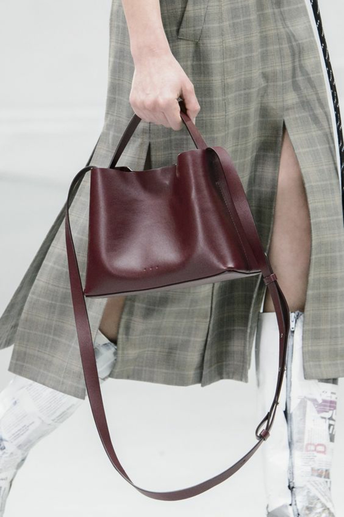sac a dos cuir femme en couleur vin bordeaux petite taille avec petite poignée pour une allure élégante