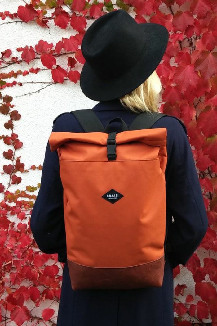 sac à dos femme vintage en tissu impérméable orange avec des bandes épaules en tissu noir