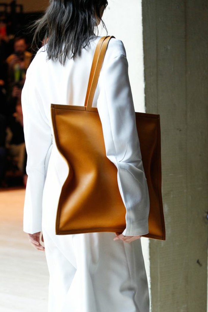 sac à dos femme cuir en couleur caramel taille XXL pour tout emporter pour une vie quotidienne pratique