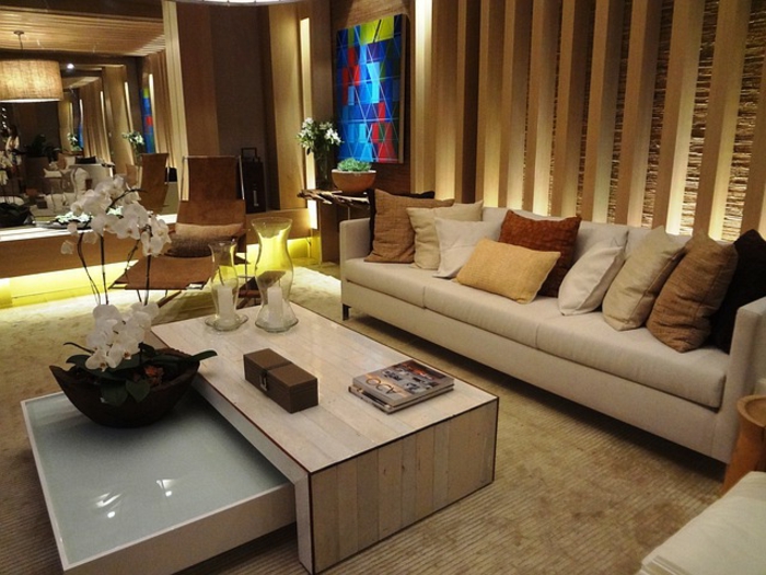 salon cosy, table basse avec rallonge, orchidée blanche, sofa beige, coussins décoratifs