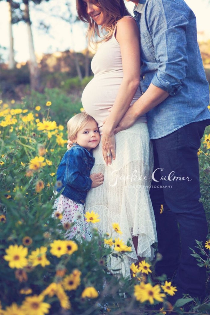 photo grossesse famille femme enceinte dans champ de fleurs