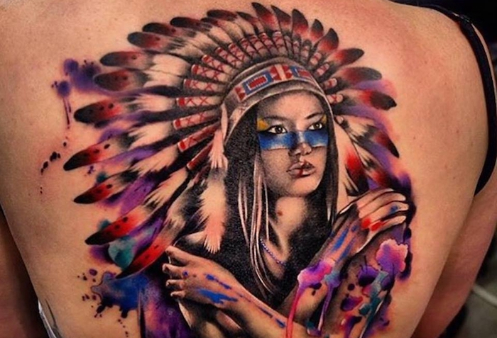 idée tatouage femme, art corporel à design indien, tatouage en couleurs sur le dos avec visage femme indienne en aquarelle