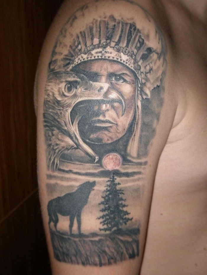 tatouage sur epaule homme, dessin en encre avec paysage de nuit tête autochtone et aigle