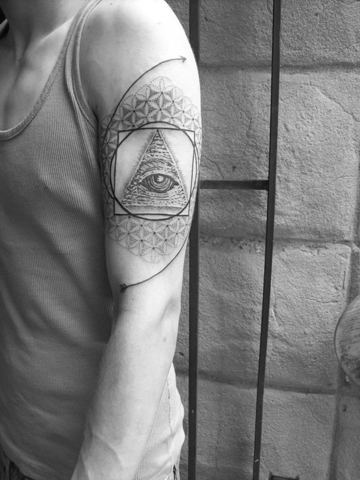 un tatouage pointillé associant les formes géométriques et le symbole de l'oeil