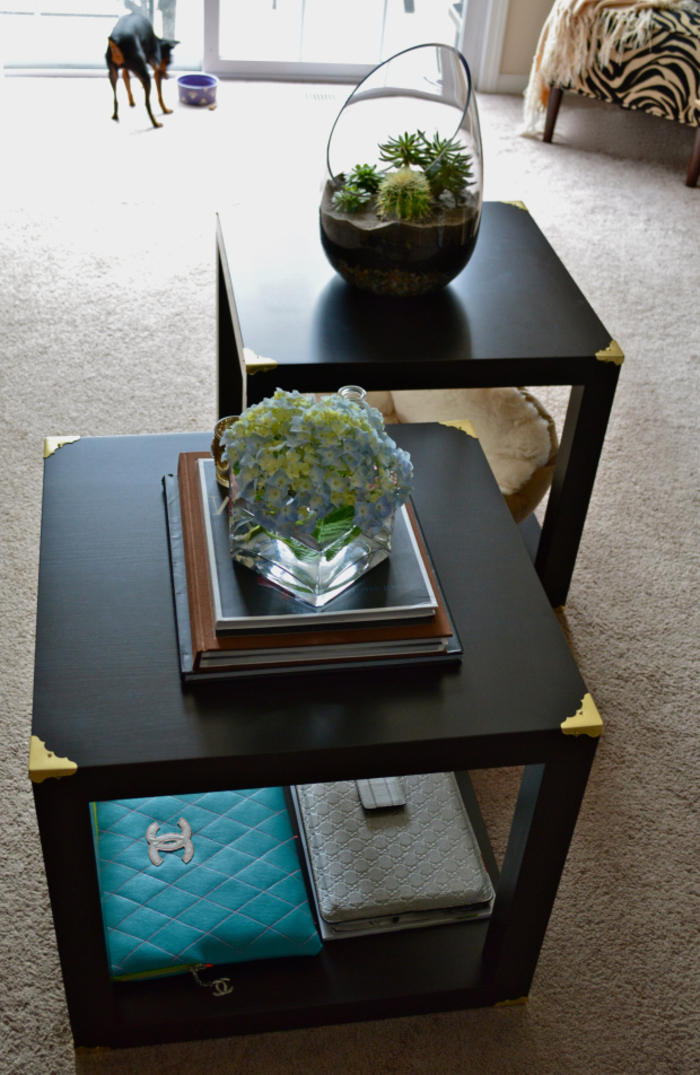 comment customiser un meuble, des équerres d'angle en laiton décoratives pour customiser une table cube noire
