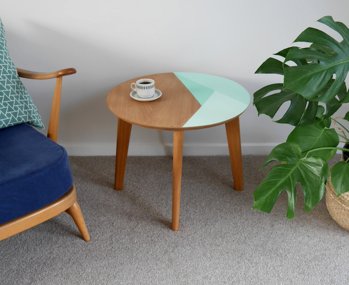 idée pour un relooking meuble de style scandinave, table basse de style mi-siècle relookée par des motifs géométriques en menthe à l'eau