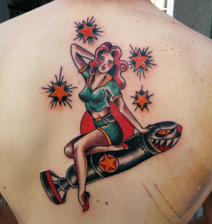 tattoo pin up old school sur torpille us army marines dans le dos 