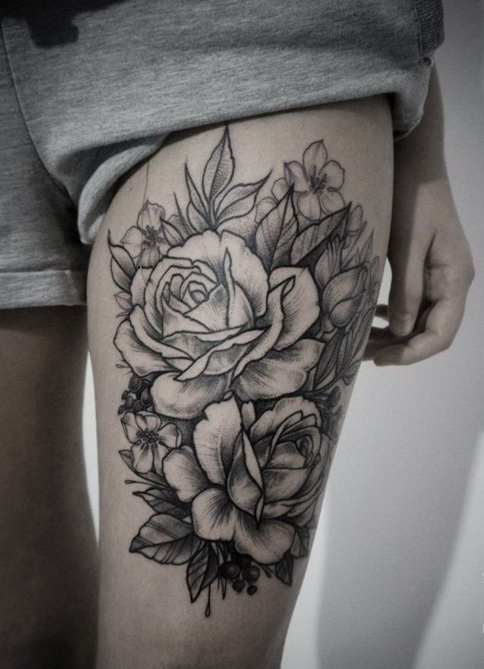 tatouage sur la cuisse femme tattoo rose noir jambe