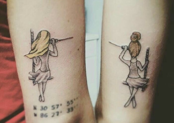 femme tatoué, dessins en couleurs sur la peau, tatouage fille blonde et fille brun meilleures amies