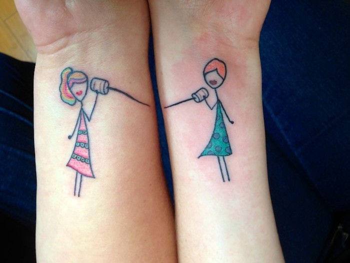 tatouage commun meilleure amie sur les mains, tatouages en couleurs à design filles avec téléphones