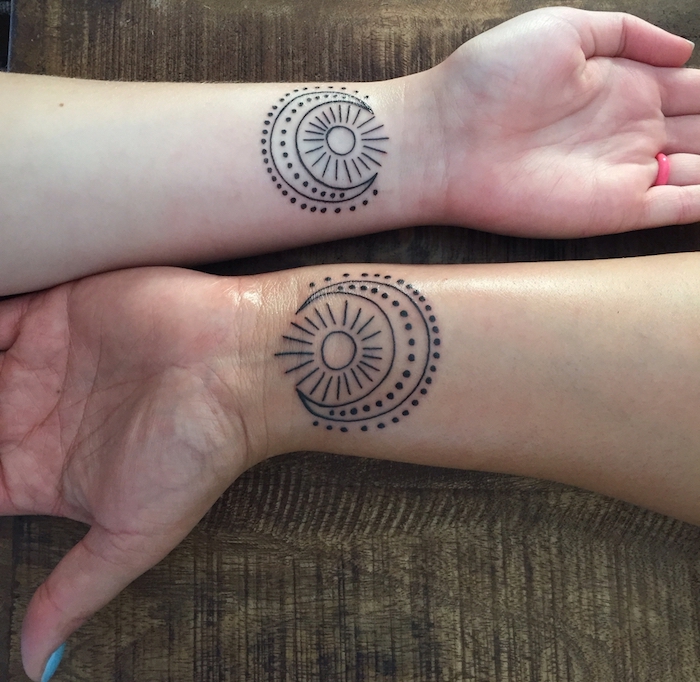 tatouage commun sur les mains, idée tatouages pour femme, dessin en encre à design soleil et lune