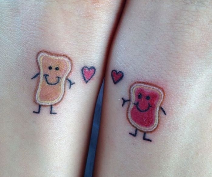 petit tatouage femme, dessin en couleurs sur les poignets, art corporel à partager entre filles amies