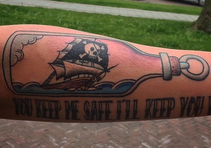 tatouage bateau pirate bouteille tattoo marin sur le bras