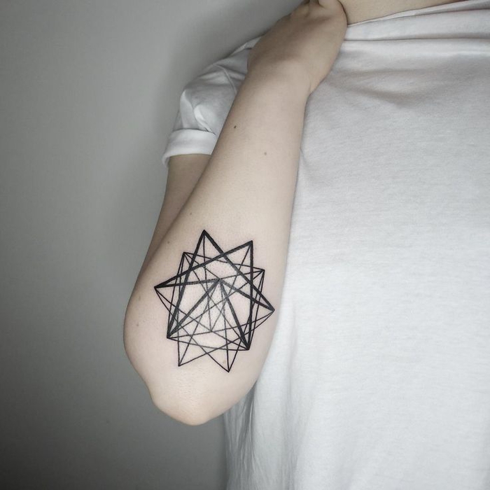 un tatouage simple et esthétique représentant une étoile aux nombreuses lignes entremêlées 