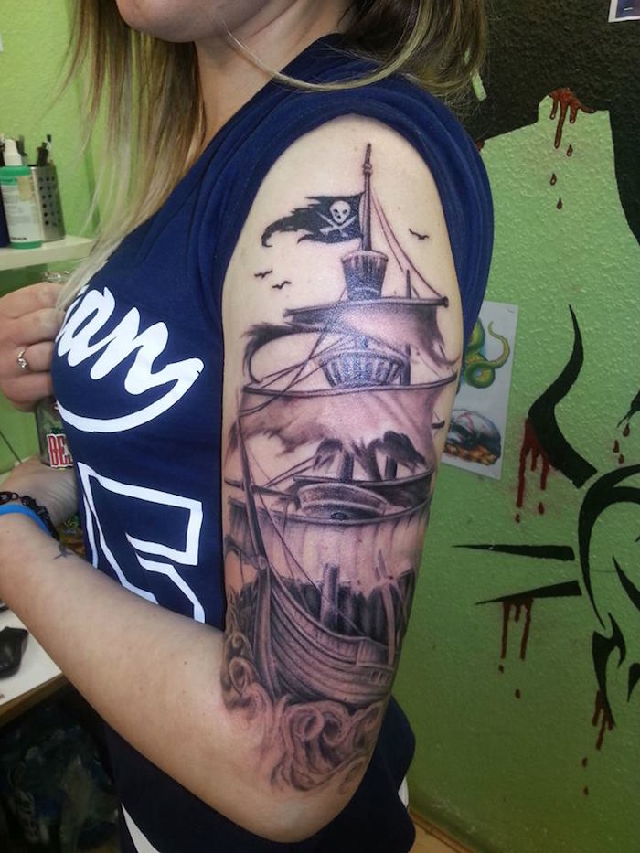 pirate tattoos tatouage bateau de pirates sur bras femme