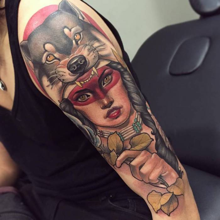 tatouage femme loup, dessin de femme aux cheveux longs et noir tressés, tattoo à design animal