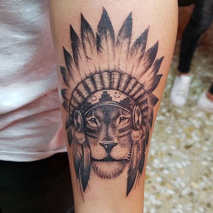 idée tatouage homme, art corporel en encre à design lion, tatouage tête de lion avec couronne en plumes