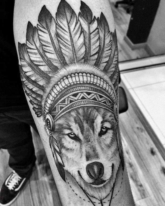 idée tatouage, art corporel en blanc et noir à motifs loup, tattoo visage loup avec accessoire ethnique sur la tête