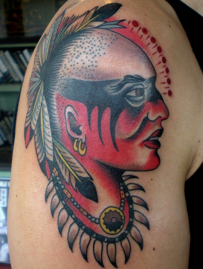 tatouage indien d amérique, art corporel en encre sur l'épaule, tatouage en couleurs tête homme indien