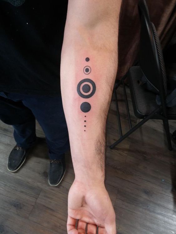 un tatouage cercle original représentation du système solaire minimaliste