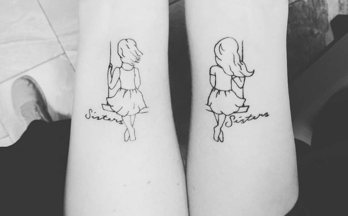 symbole de l amitié, tatouage sur les mains avec dessins petites filles aux cheveux longs sur balançoires, tatouage âme soeur sur les mains