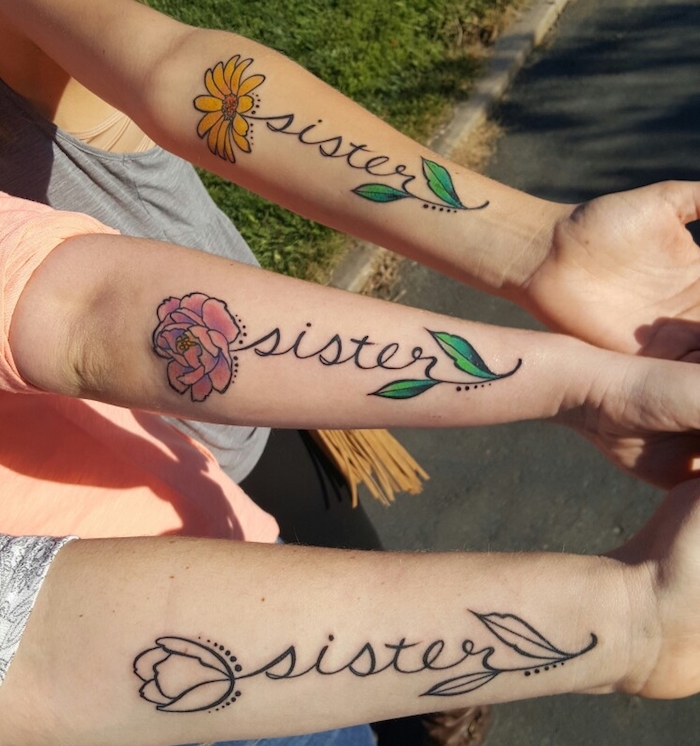 femme tatoué, comment choisir son tatouage âme soeur, dessin sur peau en couleurs à design amitié
