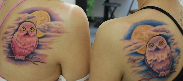 tatouage inseparable, dessin sur les épaules en couleurs, tatouage à design paysage et hibou