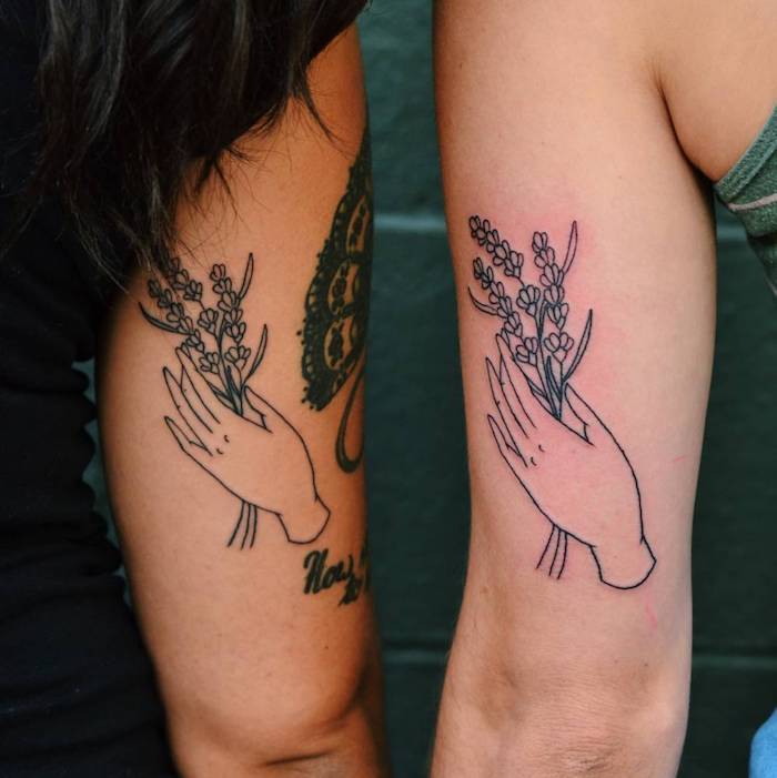 tatouage amitié femme, dessin en encre avec bouquet de fleurs et main féminin, tatouage symbolique pour femme