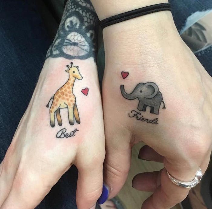 petit tatouage femme, dessin en couleurs sur les mains à design animaux meilleures amies