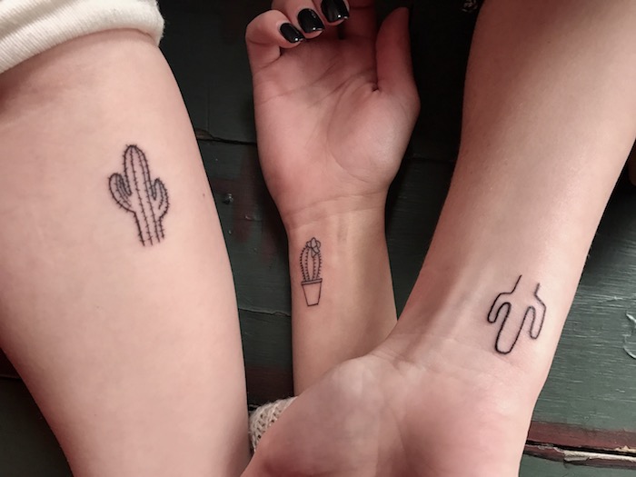 motif tatouage, dessin en encre sur les poignets à design cactus, idée tattoo amitié entre filles