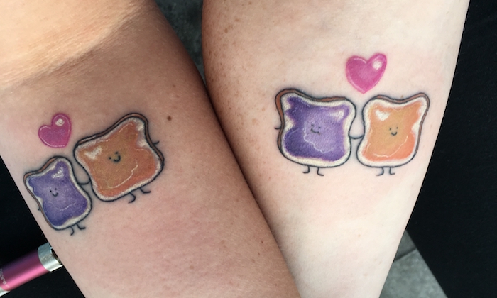 petit tatouage, dessin en couleurs sur les bras à design pain, tatouage amitié entre filles