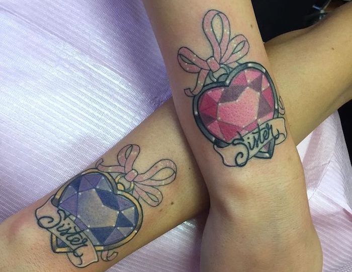 tatouage meilleure amie, dessin en couleurs sur les mains à design coeur diamant en rose et violet