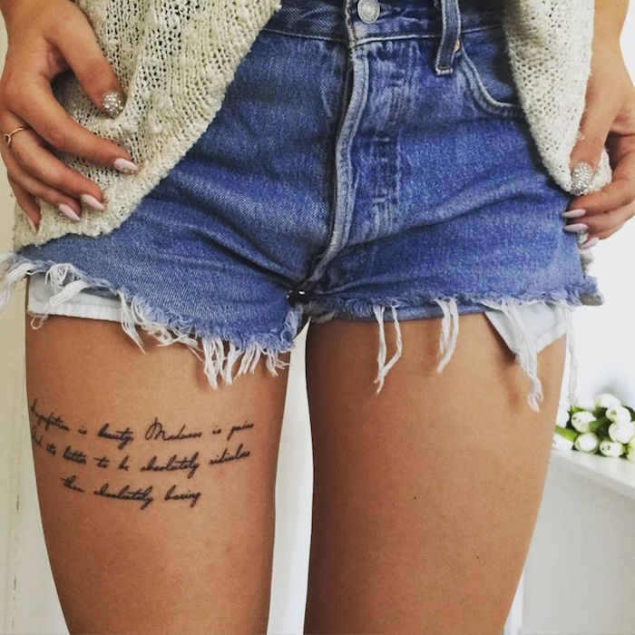 modele tatouage sur la cuisse citation ecriture jambe femme