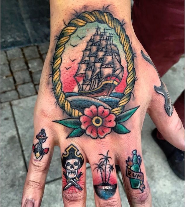 pirate tattoo tatouage bateau symboles marins sur la main