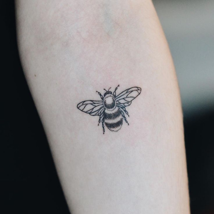 un tatouage simple et minimaliste abeilles aux ailes géométriques