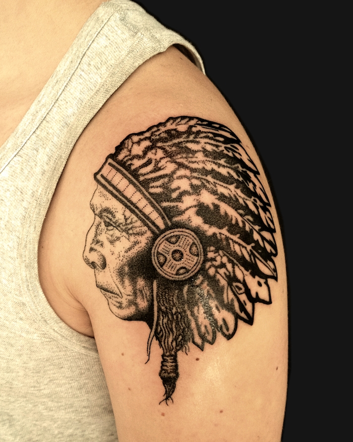 idée tatouage homme, dessin en encre sur épaule, tatouage design masculin à motifs indiens