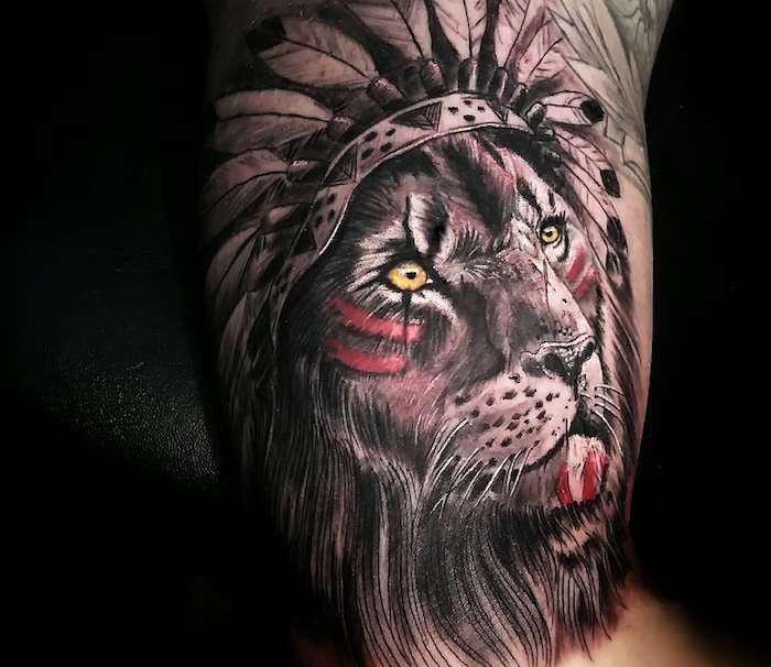 signification tatouage, dessin en encre tête de lion aux lignes rouges indiennes, tatouage masculin à design indien