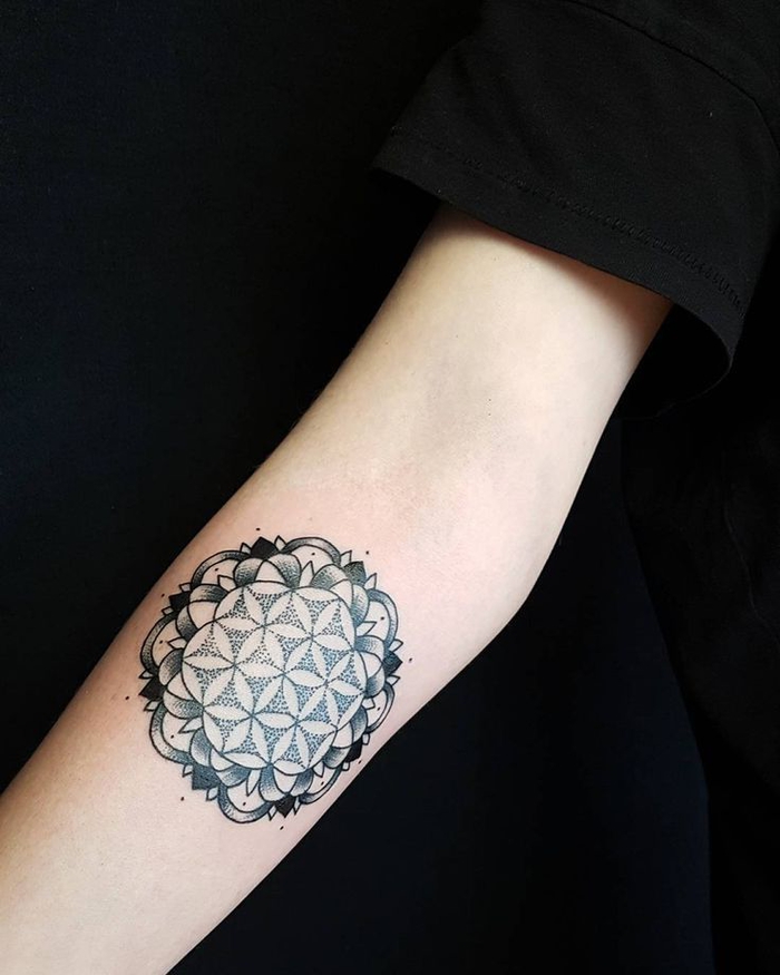 un tatouage cercle représentant le symbole fleurs de la vie composé de cercles entrelacés