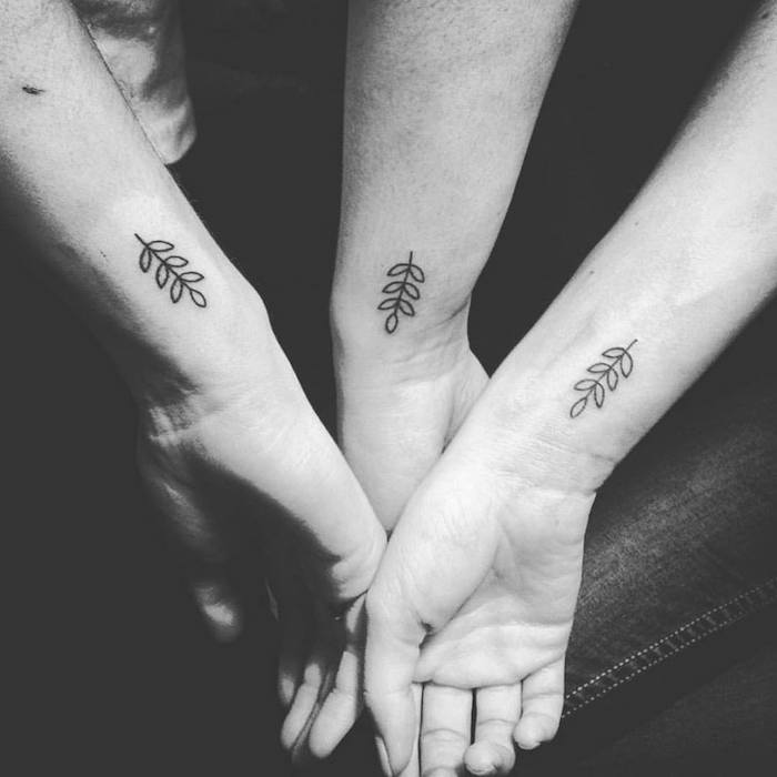 symbole de l amitié, dessin en encre sur les mains, tatouage à design petite feuille, tattoo entre meilleures amies