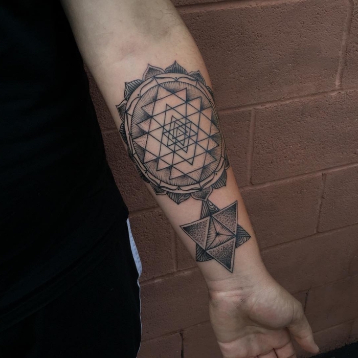 un tatouage geometrique profondément symboliques de l'univers représentant des triangles entralacés