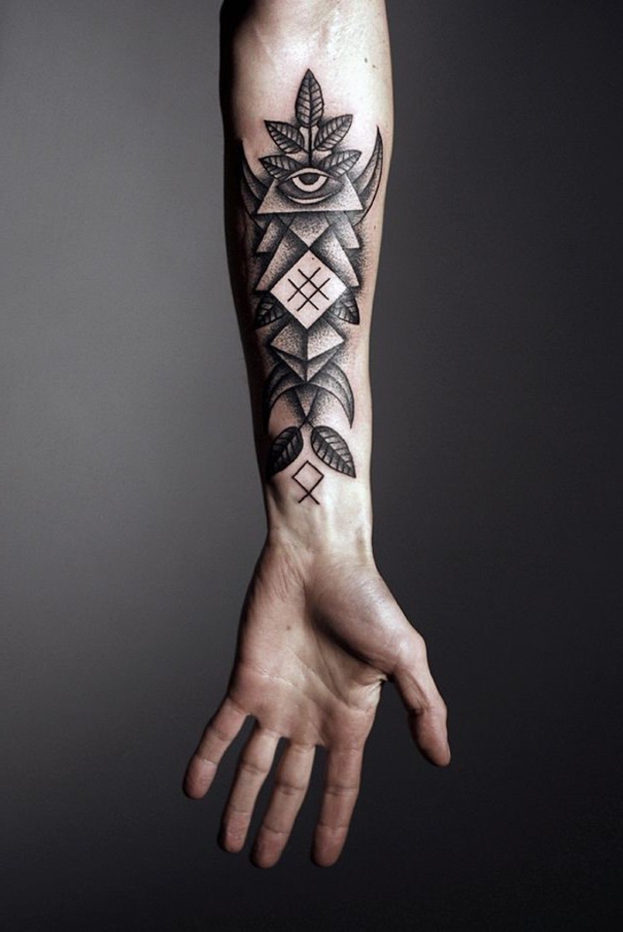 un tatouage homme bras au design vertical réalisé en pointillé, d'un profond symbolisme