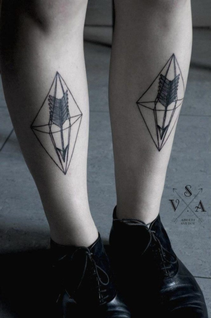 les plus jolis tatouages femme, des tatouages géométriques symétriques représentant une flèche à l'intérieur d'un diamant