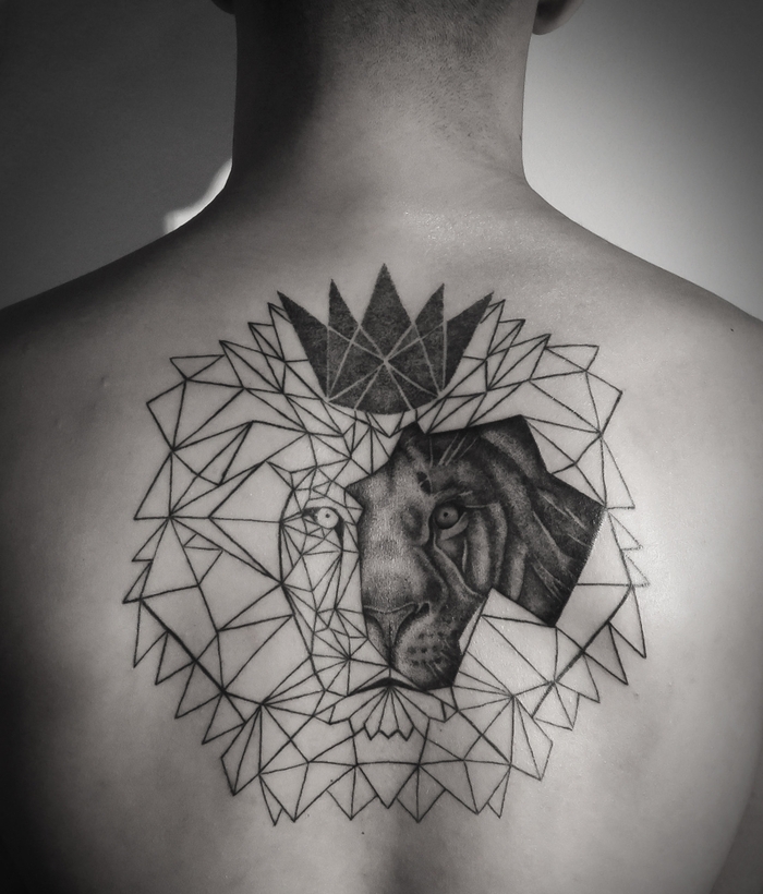 un tatouage graphique original représentant un lion géométrique et sa couronne