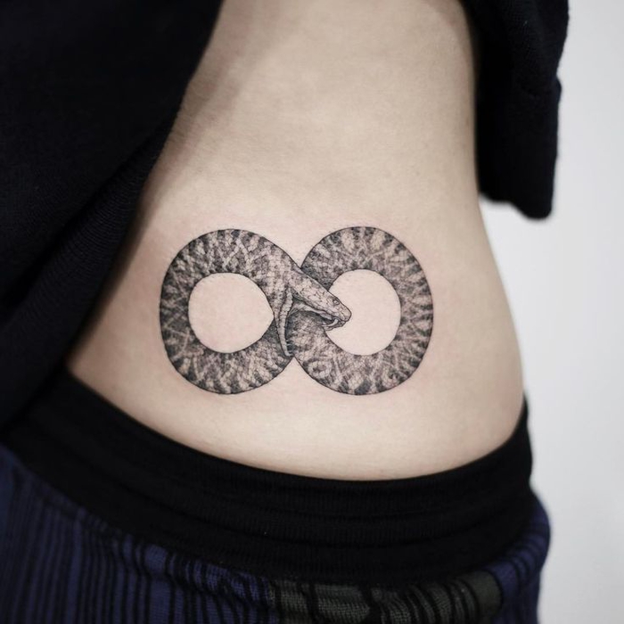 le symbole de l'infini et de la continuité de la vie en tatouage cercle double 