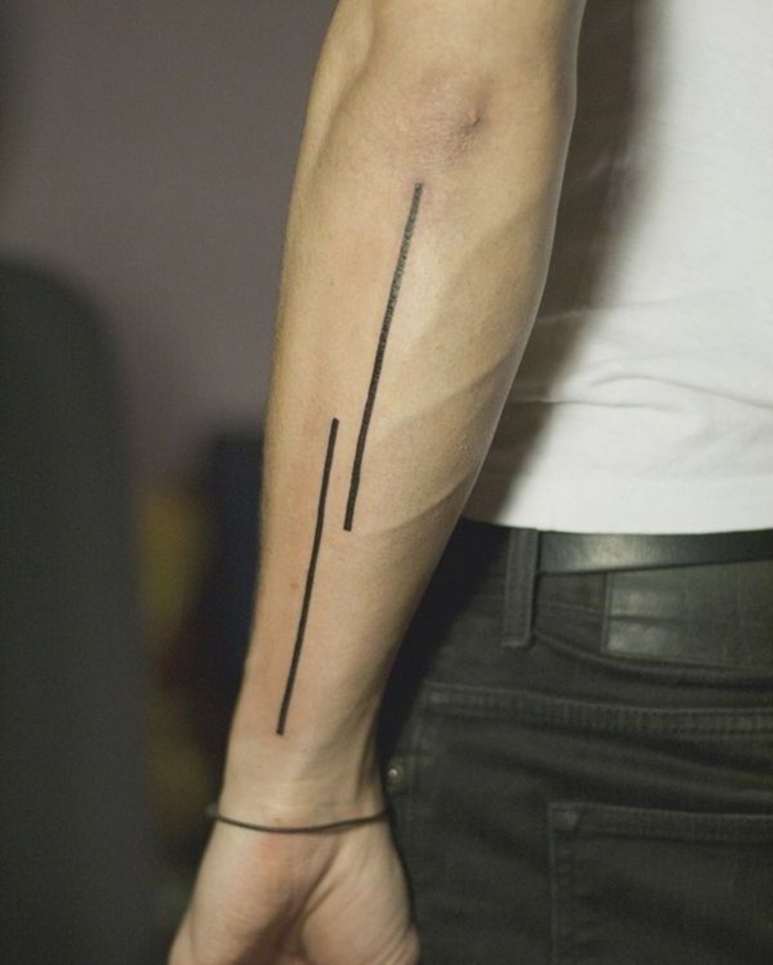 un tatouage linéaire simple aux traits droites épais sur l'avant-bras