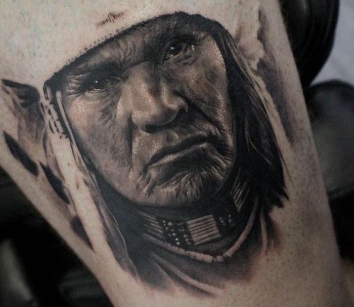 idée tatouage homme, dessin autochtone sur jambe masculine, visage homme amérindien au collier ethnique