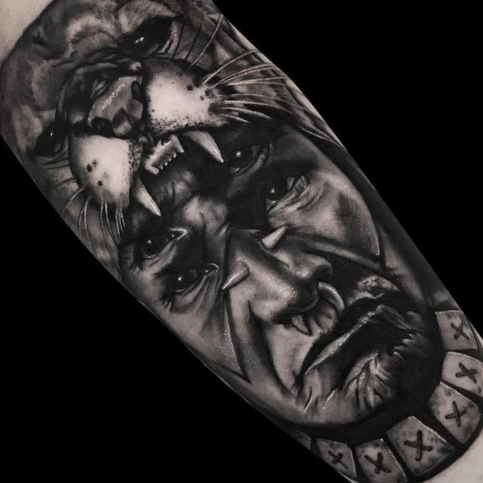tatouage bras homme, dessin en encre à motifs indiens avec tête d'homme autochtone et tête d'animal féroce