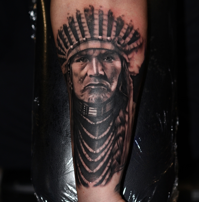 motif amérindien, tatouage à design visage d'homme autochtone avec bijoux ethniques